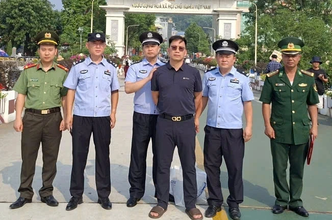 Bàn giao đối tượng nghi là chủ mưu một vụ án hình sự ở Trung Quốc Bàn giao đối tượng nghi là chủ mưu một vụ án hình sự ở Trung Quốc