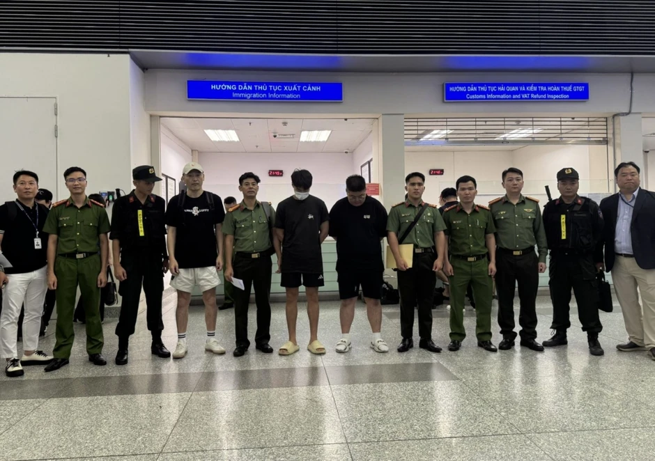 Bàn giao nhóm đối tượng bị Interpol truy nã đỏ, lừa đảo hơn 327 tỷ đồng