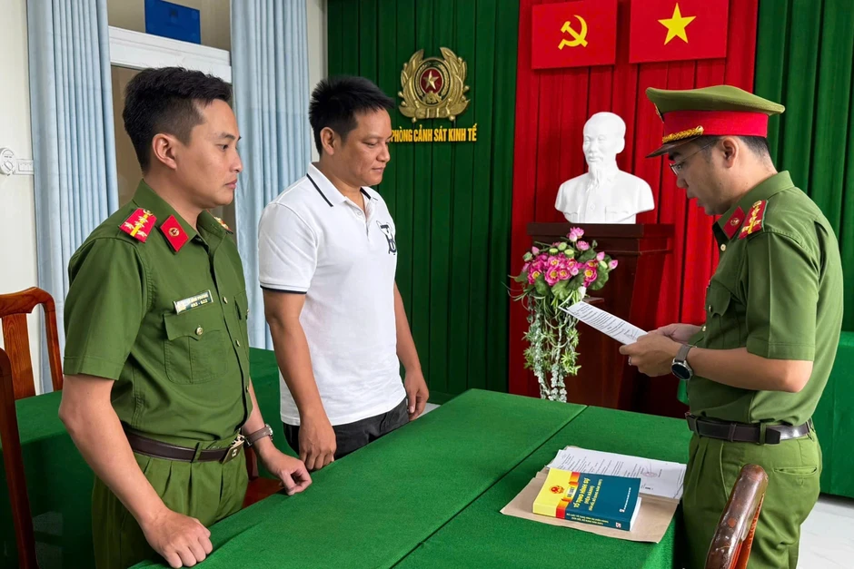 Bán giày dép giả nhãn hiệu nổi tiếng, người đàn ông bị khởi tố Bán giày dép giả nhãn hiệu nổi tiếng, người đàn ông bị khởi tố