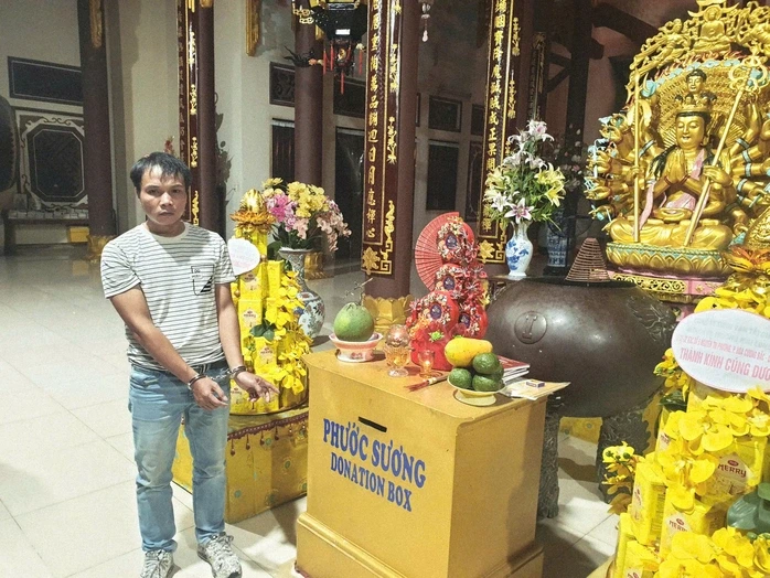 Ban ngày chuyên giả du khách, ban đêm leo rào vào trộm tiền công đức Ban ngày chuyên giả du khách, ban đêm leo rào vào trộm tiền công đức