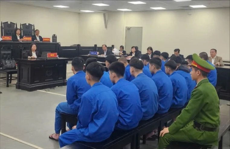 Băng nhóm mang theo hung khí rượt đuổi đâm người trọng thương tại Hà Nội Băng nhóm mang theo hung khí rượt đuổi đâm người trọng thương tại Hà Nội