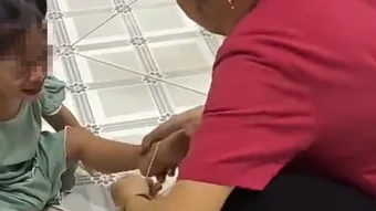Bảo mẫu bật dây thun vào lòng bàn chân nhiều trẻ ở TP HCM