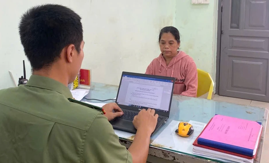 Bảo mẫu 'bật dây thun vào lòng bàn chân trẻ' bị triệu tập Bảo mẫu 'bật dây thun vào lòng bàn chân trẻ' bị triệu tập