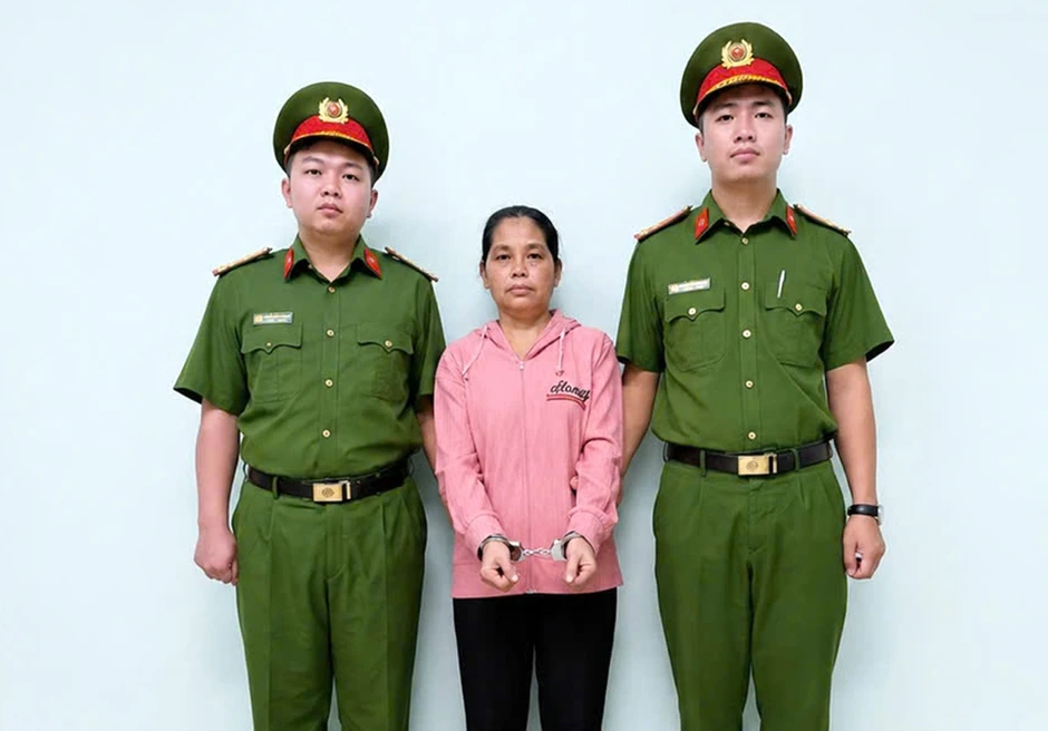 Bảo mẫu 'bật dây thun vào lòng bàn chân trẻ' ở TP HCM bị bắt Bảo mẫu 'bật dây thun vào lòng bàn chân trẻ' ở TP HCM bị bắt