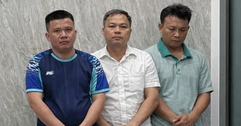 Bảo vệ Khu Công nghệ cao TPHCM "bán đường" cho xe tải, thu lợi tiền tỷ