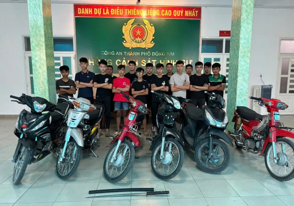 Bắt 14 "quái xế" gây náo loạn đường phố ở Đồng Nai Bắt 14 "quái xế" gây náo loạn đường phố ở Đồng Nai