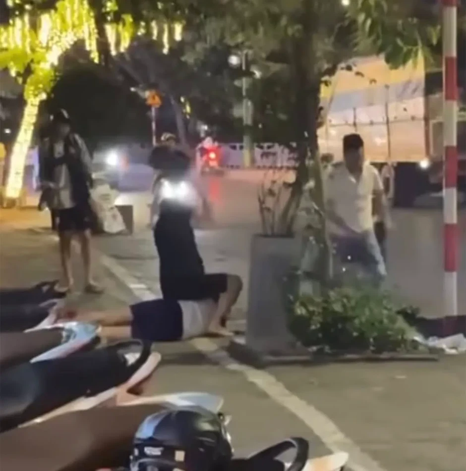 Bắt 2 đối tượng hành hung nam sinh trên đường ở Hà Nội Bắt 2 đối tượng hành hung nam sinh trên đường ở Hà Nội