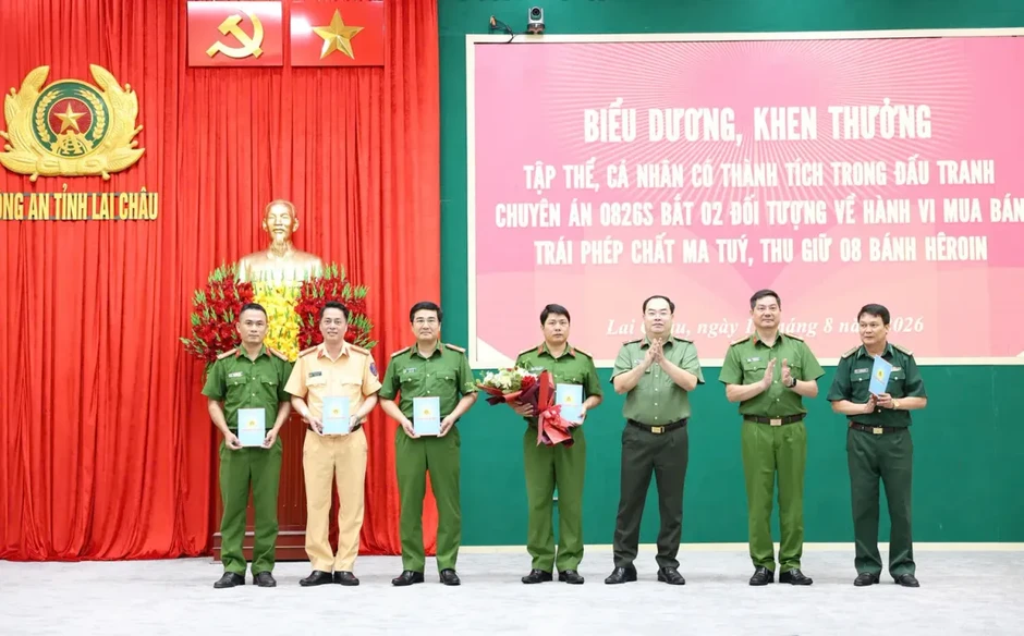 Bắt 2 đối tượng lợi dụng địa hình rừng núi hiểm trở vận chuyển ma túy, thu giữ 8 bánh heroin Bắt 2 đối tượng lợi dụng địa hình rừng núi hiểm trở vận chuyển ma túy, thu giữ 8 bánh heroin