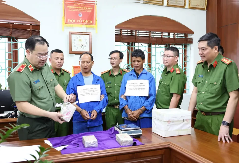 Bắt 2 đối tượng lợi dụng địa hình rừng núi hiểm trở vận chuyển ma túy, thu giữ 8 bánh heroin Bắt 2 đối tượng lợi dụng địa hình rừng núi hiểm trở vận chuyển ma túy, thu giữ 8 bánh heroin