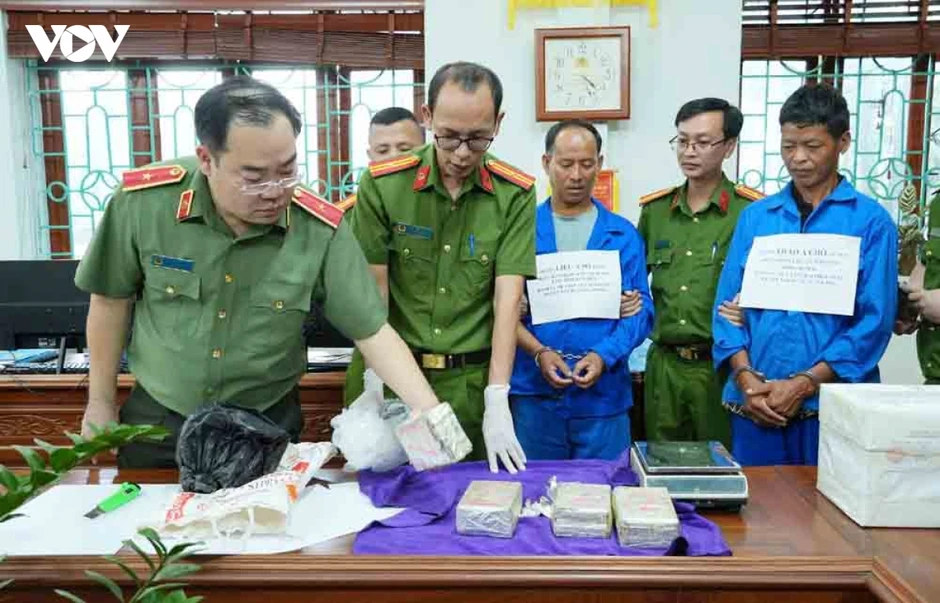 Bắt 2 đối tượng mua bán 8 bánh heroin ở Lai Châu Bắt 2 đối tượng mua bán 8 bánh heroin ở Lai Châu