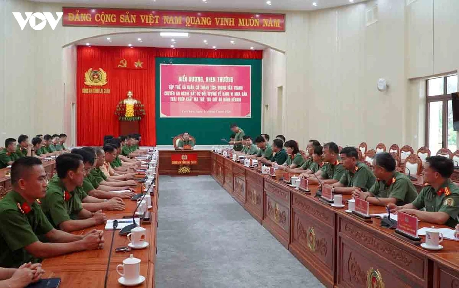 Bắt 2 đối tượng mua bán 8 bánh heroin ở Lai Châu Bắt 2 đối tượng mua bán 8 bánh heroin ở Lai Châu