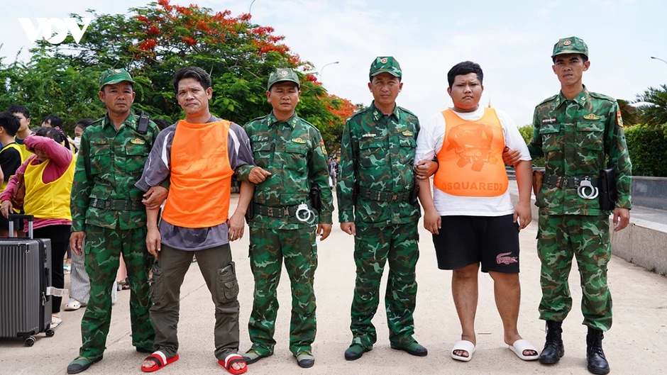 Bắt 2 đối tượng truy nã trong nhóm 180 người bị Campuchia trục xuất Bắt 2 đối tượng truy nã trong nhóm 180 người bị Campuchia trục xuất