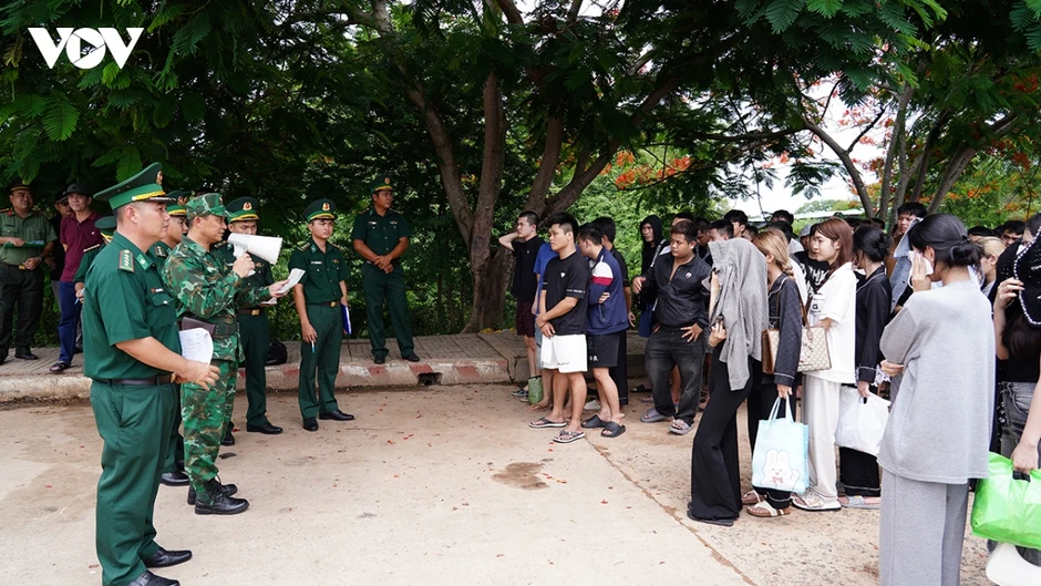 Bắt 2 đối tượng truy nã trong nhóm 180 người bị Campuchia trục xuất Bắt 2 đối tượng truy nã trong nhóm 180 người bị Campuchia trục xuất