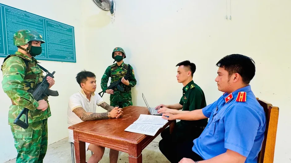 Bắt 2 đối tượng vận chuyển 24.000 viên hồng phiến Bắt 2 đối tượng vận chuyển 24.000 viên hồng phiến