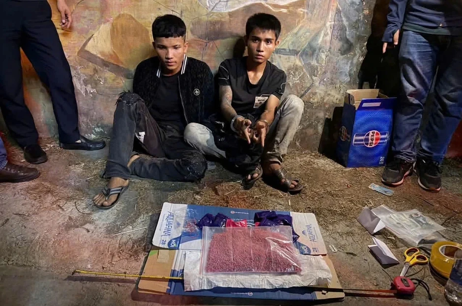 Bắt 2 nghi phạm người Lào vận chuyển ma túy qua Việt Nam tiêu thụ Bắt 2 nghi phạm người Lào vận chuyển ma túy qua Việt Nam tiêu thụ