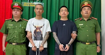 Bắt 2 người đi xe bán tải chặn đầu xe máy, đánh người giữa đường ở Bình Tân