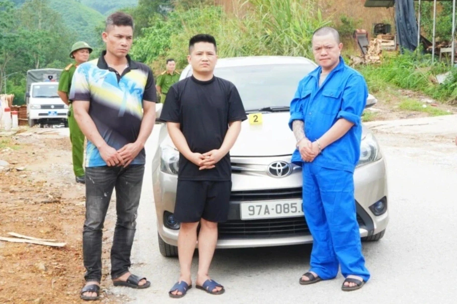 Bắt 3 đối tượng rượt đuổi, nổ súng bắn ô tô Bắt 3 đối tượng rượt đuổi, nổ súng bắn ô tô