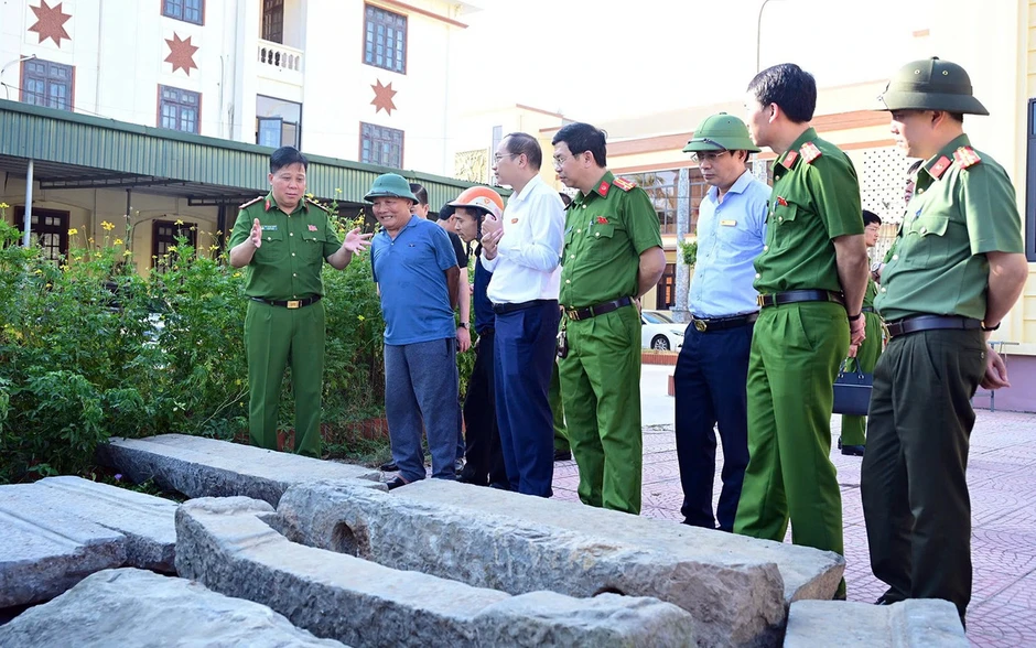 Bắt 3 đối tượng trộm cầu đá cổ ở Hải Phòng Bắt 3 đối tượng trộm cầu đá cổ ở Hải Phòng