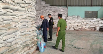 Bắt 3 người trong đường dây sản xuất phân bón giả, thu giữ trên 70 tấn hàng giả