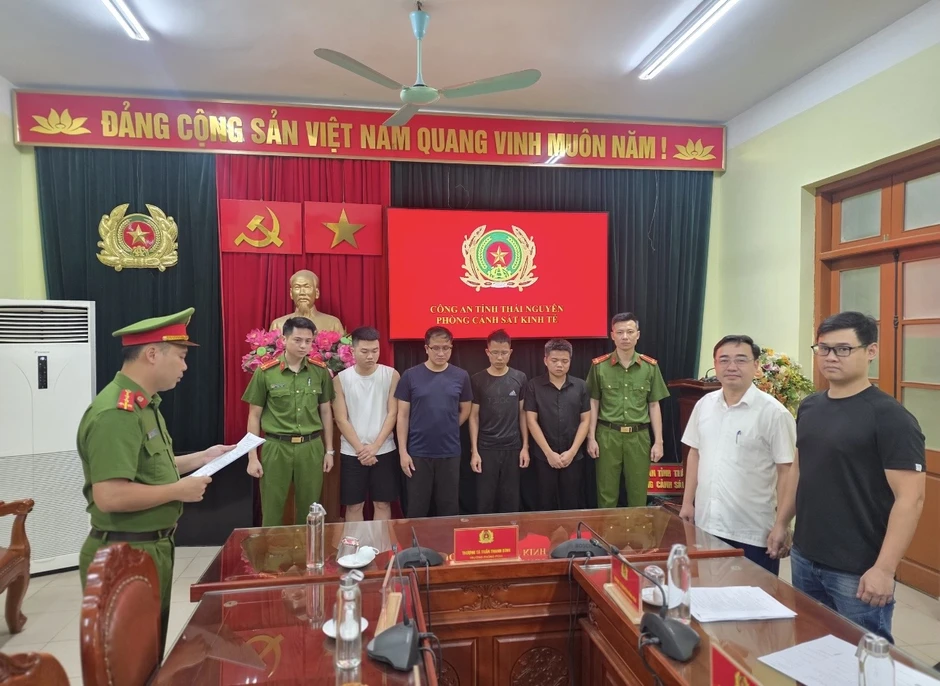 Bắt 3 tài xế taxi sử dụng thiết bị vô hiệu hóa Mắt thần để chiếm đoạt tiền của công ty Bắt 3 tài xế taxi sử dụng thiết bị vô hiệu hóa Mắt thần để chiếm đoạt tiền của công ty