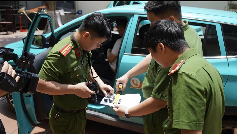 Bắt 3 tài xế taxi sử dụng thiết bị vô hiệu hóa Mắt thần để chiếm đoạt tiền của công ty Bắt 3 tài xế taxi sử dụng thiết bị vô hiệu hóa Mắt thần để chiếm đoạt tiền của công ty