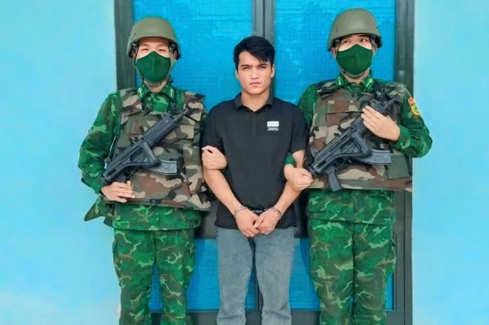 Bắt 4 người nhập cảnh trái phép, phát hiện 1 người bị truy nã Bắt 4 người nhập cảnh trái phép, phát hiện 1 người bị truy nã