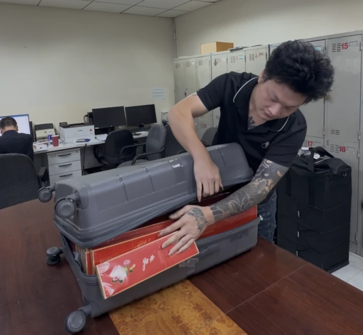 Bắt 4 người nước ngoài vận chuyển gần 18.000 bao thuốc lá lậu Bắt 4 người nước ngoài vận chuyển gần 18.000 bao thuốc lá lậu