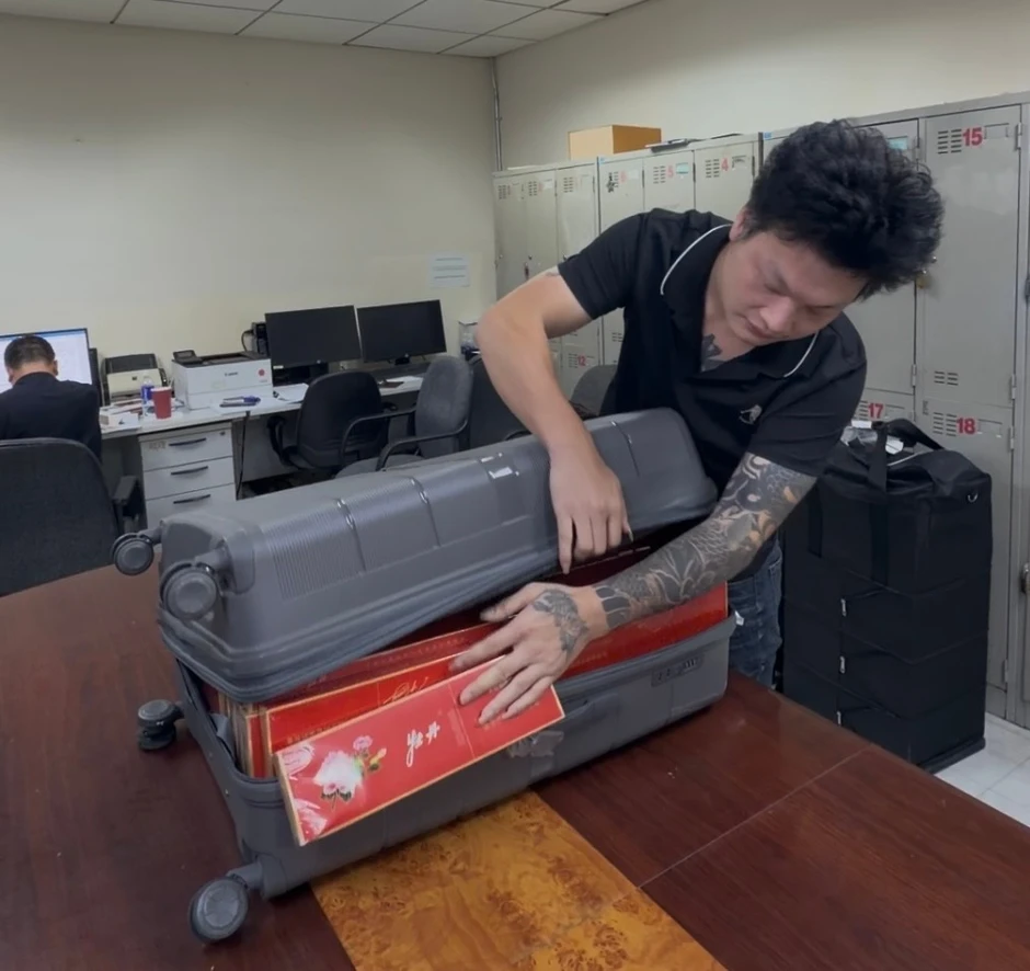 Bắt 4 người Trung Quốc vận chuyển gần 18.000 bao thuốc lá lậu qua sân bay Tân Sơn Nhất
