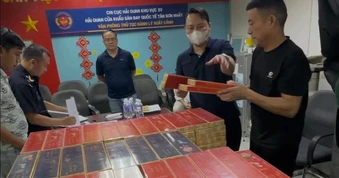 Bắt 4 người Trung Quốc vận chuyển gần 18.000 bao thuốc lá lậu qua sân bay Tân Sơn Nhất