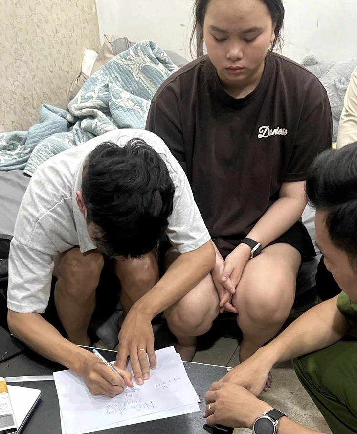 Bắt 5 người ở TP.HCM bán thuốc lá điện tử chứa ma túy etomidate Bắt 5 người ở TP.HCM bán thuốc lá điện tử chứa ma túy etomidate