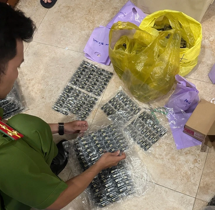 Bắt 5 người ở TP.HCM bán thuốc lá điện tử chứa ma túy etomidate Bắt 5 người ở TP.HCM bán thuốc lá điện tử chứa ma túy etomidate