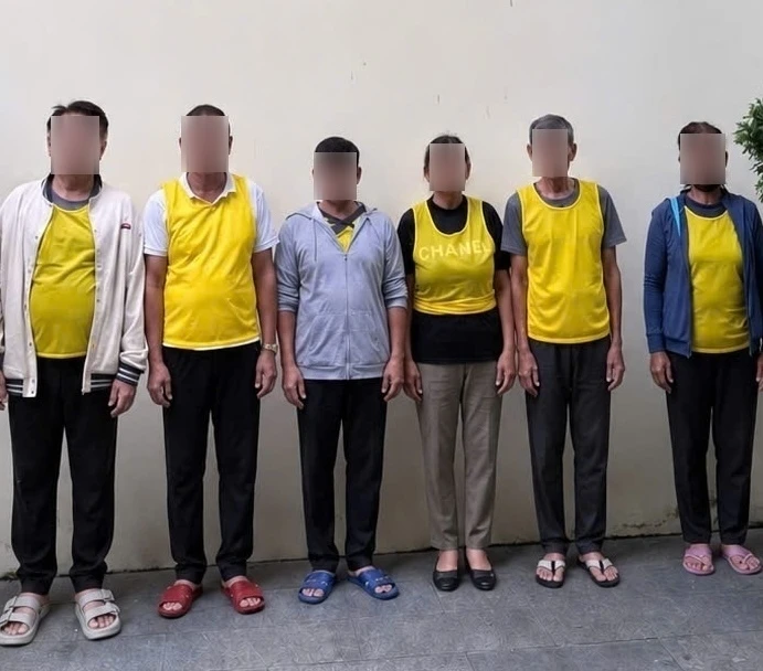 Bắt 6 đối tượng người Philippines dàn cảnh đánh bạc bằng "đôla âm phủ" Bắt 6 đối tượng người Philippines dàn cảnh đánh bạc bằng "đôla âm phủ"