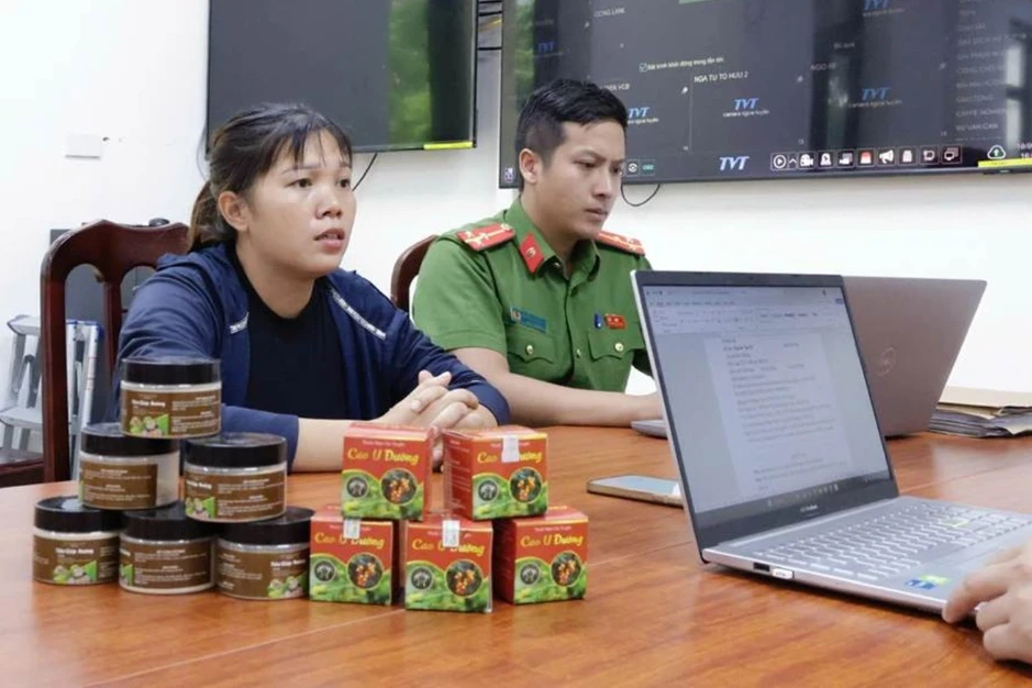 Bắt 8 đối tượng lừa bán 'thuốc nam gia truyền' chữa các loại khối u Bắt 8 đối tượng lừa bán 'thuốc nam gia truyền' chữa các loại khối u