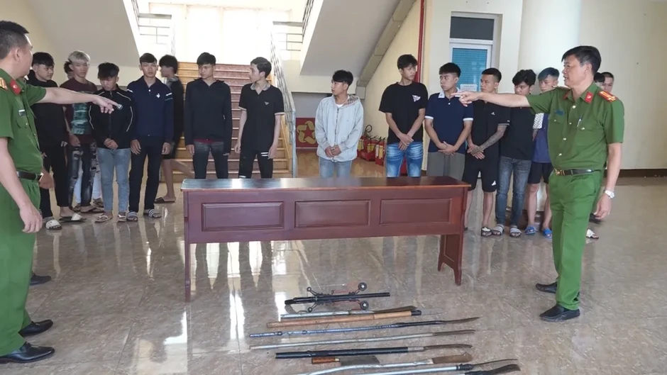 Bắt 9 đối tượng mang dao rựa, nỏ bắn đạn bi hỗn chiến khiến 2 người nhập viện cấp cứu Bắt 9 đối tượng mang dao rựa, nỏ bắn đạn bi hỗn chiến khiến 2 người nhập viện cấp cứu