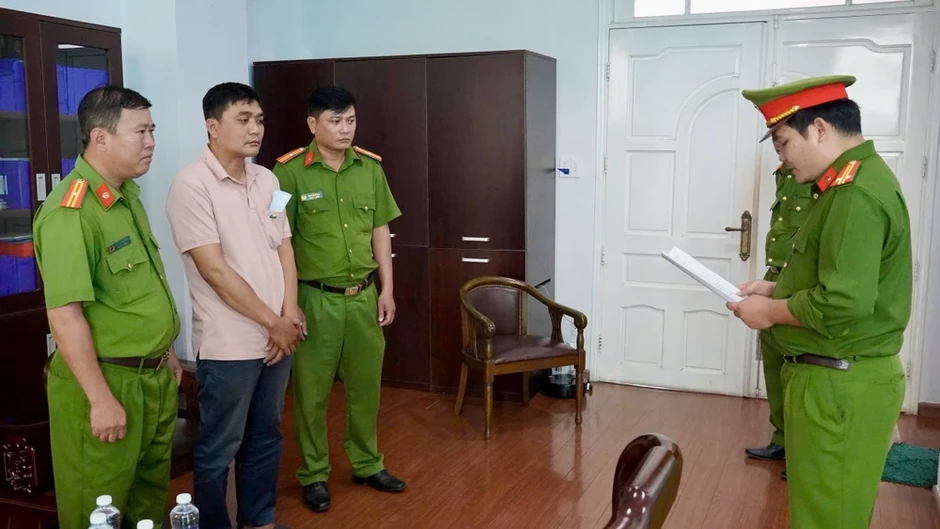 Bắt cựu cán bộ phòng kinh doanh công ty dầu khí Cửu Long Bắt cựu cán bộ phòng kinh doanh công ty dầu khí Cửu Long