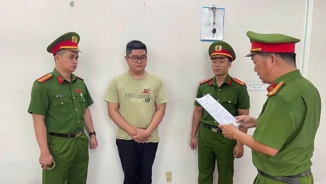 Bắt cựu nhân viên ngân hàng Nguyễn Đặng Duy SN 1999 để điều tra về số nợ 1,98 tỷ đồng Bắt cựu nhân viên ngân hàng Nguyễn Đặng Duy SN 1999 để điều tra về số nợ 1,98 tỷ đồng