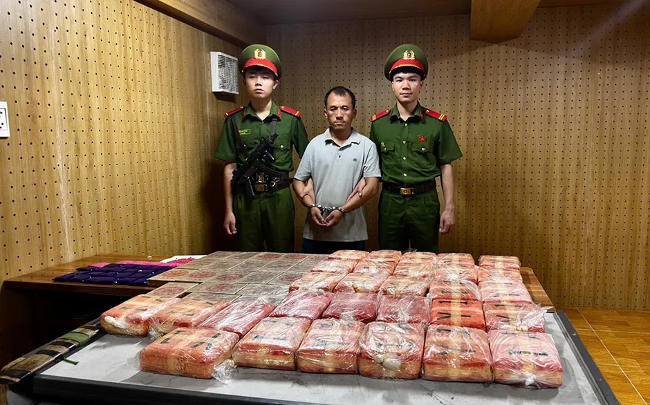 Bắt đối tượng buôn ma túy dùng dao, súng chống trả Công an