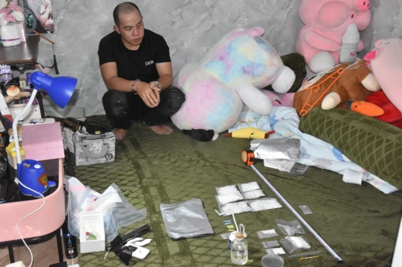 Bắt đối tượng ma túy, thu giữ khẩu súng với đạn đã lên nòng Bắt đối tượng ma túy, thu giữ khẩu súng với đạn đã lên nòng