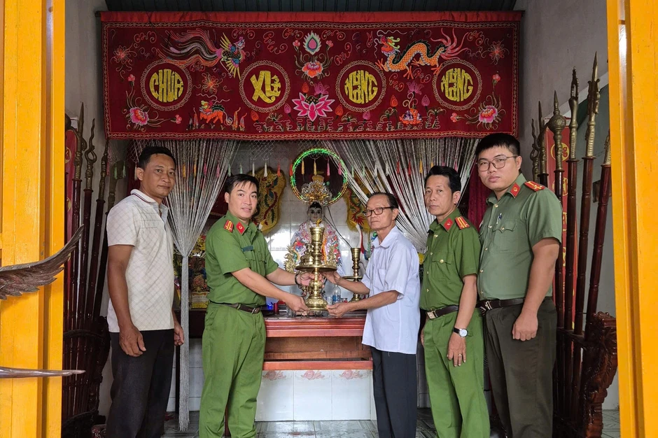 Bắt đối tượng tháo trộm dây chuyền vàng trên tượng Phật Bắt đối tượng tháo trộm dây chuyền vàng trên tượng Phật