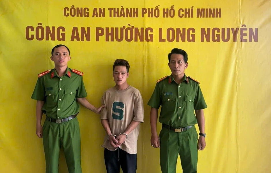Bắt đối tượng tháo trộm dây chuyền vàng trên tượng Phật Bắt đối tượng tháo trộm dây chuyền vàng trên tượng Phật