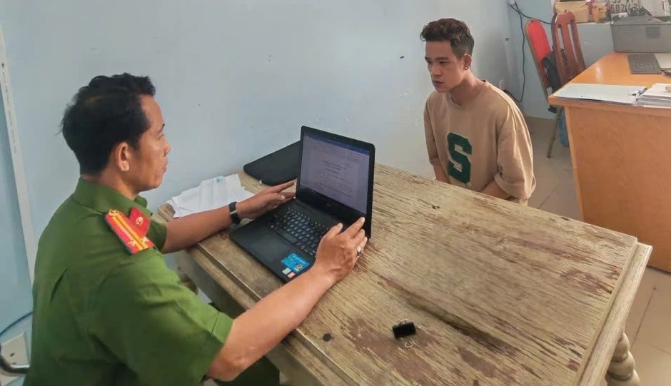 Bắt đối tượng tháo trộm dây chuyền vàng trên tượng Phật Bắt đối tượng tháo trộm dây chuyền vàng trên tượng Phật