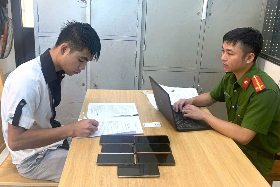 Bắt đối tượng trộm 6 chiếc điện thoại của công nhân