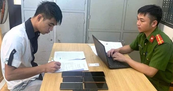 Bắt đối tượng trộm 6 chiếc điện thoại của công nhân