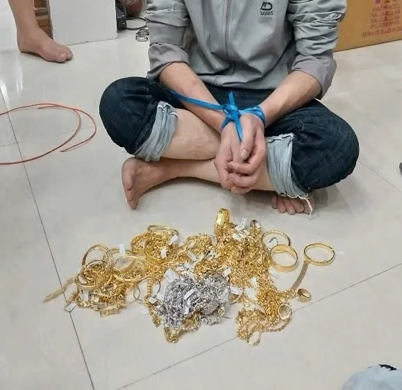 Bắt đối tượng trộm lượng lớn vàng bạc trị giá khoảng 3 tỷ đồng Bắt đối tượng trộm lượng lớn vàng bạc trị giá khoảng 3 tỷ đồng