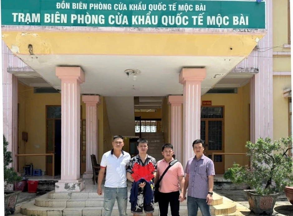 Bắt đối tượng truy nã liên quan đường dây lừa đảo từ Campuchia tại Mộc Bài Bắt đối tượng truy nã liên quan đường dây lừa đảo từ Campuchia tại Mộc Bài