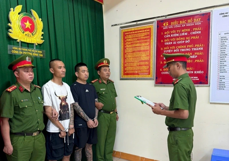 Bắt giam 2 đối tượng đi ô tô chửi bới, đánh người Bắt giam 2 đối tượng đi ô tô chửi bới, đánh người
