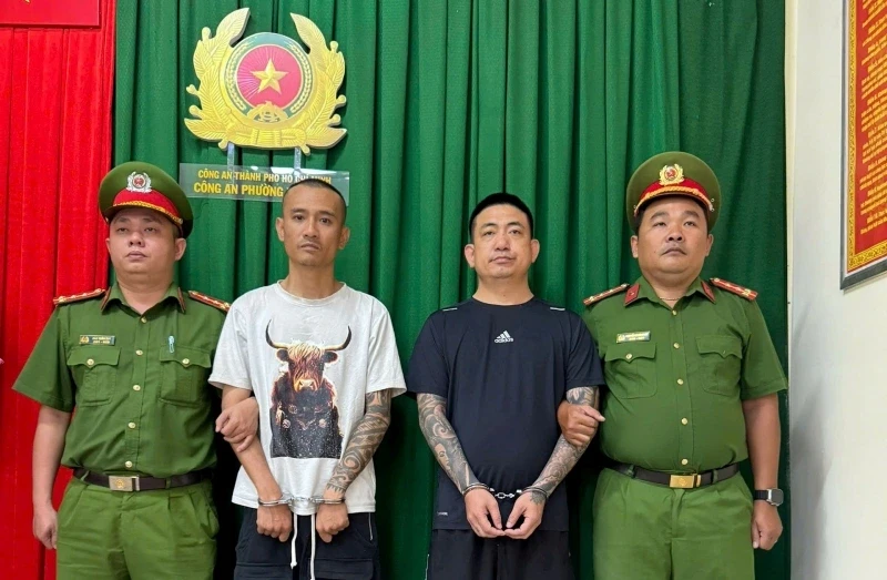 Bắt giam 2 đối tượng đi ô tô chửi bới, đánh người Bắt giam 2 đối tượng đi ô tô chửi bới, đánh người