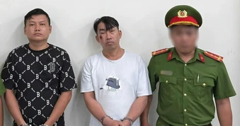 Bắt giam 2 gã đánh nhau vì tiếng còi xe ở TPHCM
