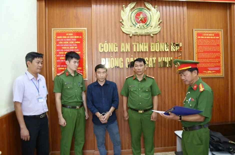 Bắt giam 2 kẻ đổ hơn 500 tấn da bò phế thải ở Đồng Nai Bắt giam 2 kẻ đổ hơn 500 tấn da bò phế thải ở Đồng Nai