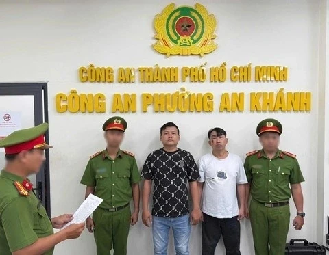 Bắt giam 2 thanh niên đánh nhau gây náo loạn từ việc bóp còi xin vượt Bắt giam 2 thanh niên đánh nhau gây náo loạn từ việc bóp còi xin vượt